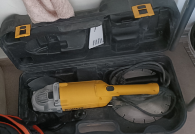 Location Disqueuse 230mm Dewalt à La Fare-les-Oliviers